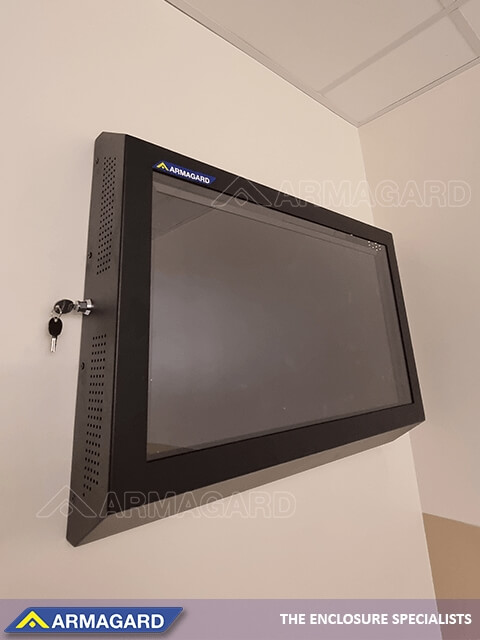 Een vlak tegen de wand gemonteerde slagvaste TV-schermbeschermer