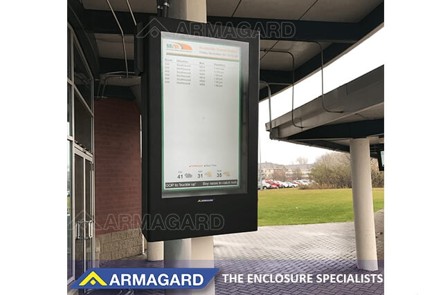 Digitale bewegwijzering voor bushaltes in staand formaat bij een station in de VS
