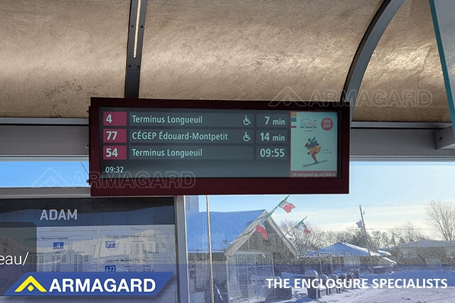 Ultrabreed vertrekbord met digitale bewegwijzering voor treinstations