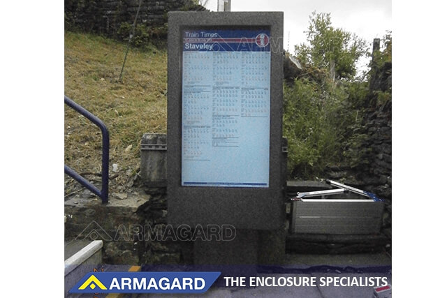 Armagard buitenzuil met digitale bewegwijzering voor treinstations voor Network Rail