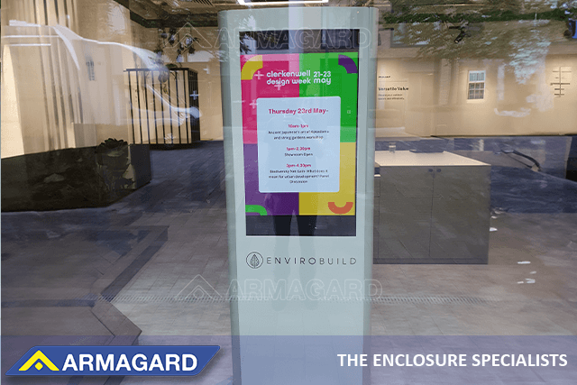 Digitale etalage totems in etalage helpen EnviroBuild om voorbijgangers te lokken De door EnviroBuild gekozen digitale etalage totems van Armagard zijn dubbelzijdig voor statische en digitale content