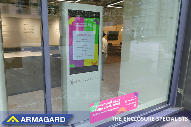 De digitale etalage totems voor binnen van Armagard waren de ideale oplossing voor de winkelpuibehoeften van EnviroBuild De digitale etalage totem van Armagard in de etalage van een EnviroBuild-tentoonstellingsruimte