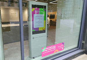 Armagard's digitale etalage totems voor de EnviroBuild showroom