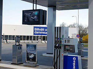 Oplossing van Armagard voor digitale bewegwijzering op het tankstationterrein van Volvo Bil