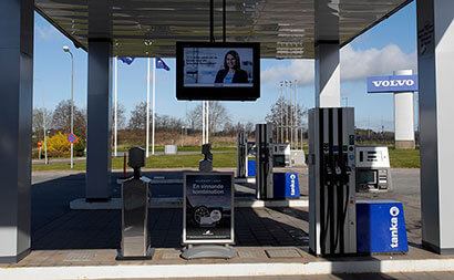 Digitale bewegwijzering van Armagard op het tankstationterrein van Volvo
