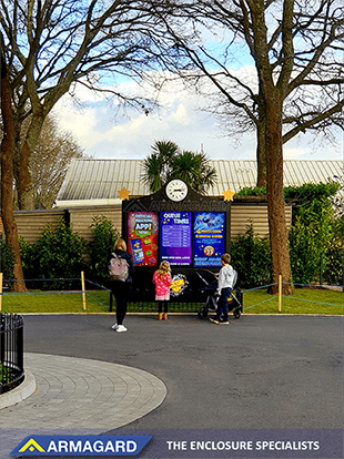 Displaysysteem voor digitale bewegwijzering voor buitengebruik met drie schermen, geïnstalleerd bij Paultons Park