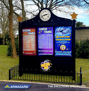 Op maat gemaakte digitale bewegwijzering voor buitengebruik met drie Samsung OHF-displays bij Paultons Park, ontworpen en vervaardigd door Armagard