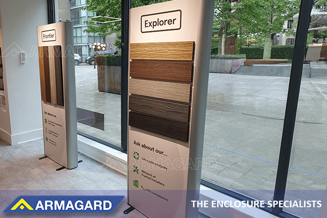 Twee dubbelzijdige digitale etalage totems met zichtbare statische zijde Twee dubbelzijdige digitale etalage totems voor een vloerenshowroom