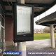 Digitaal vertrekbord voor buiten, op een paal gemonteerd bij een busstation