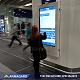 Digitaal vertrekbord voor buiten met touchscreen op een treinstation
