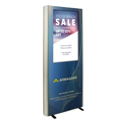 Rechter zijaanzicht van de Armagard digitale etalage totem voor detailhandel met geïnstalleerd digitaal signage reclamedisplay