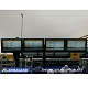 Outdoor reisinformatie displays geïnstalleerd bij een bushalte op een luchthaven