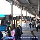 Aan palen gemonteerde outdoor reisinformatie displays bij een busstation