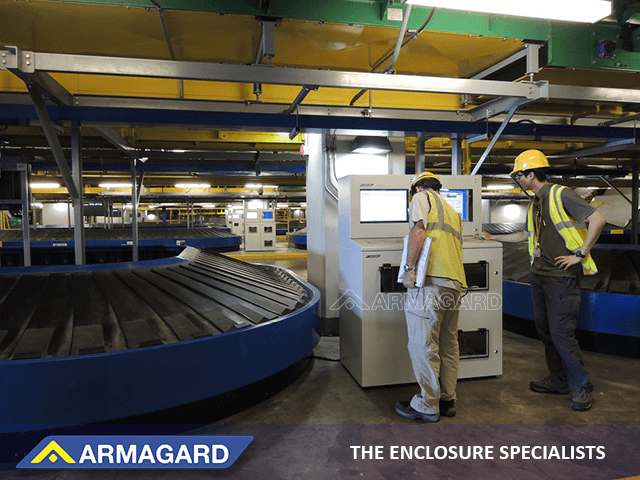 Twee op maat gemaakte industriële computerkasten op Doha Airport