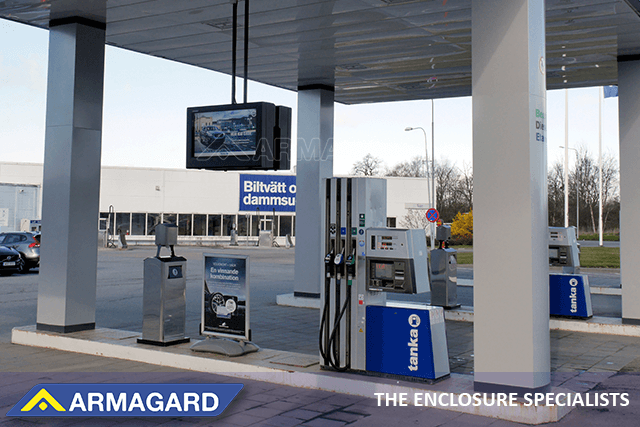 Outdoor TV-Behuizing geïnstalleerd onder een benzinestationluifel als eenvoudigste oplossing voor digitale signage