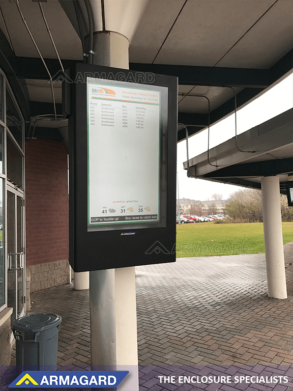 Portret TV-behuizing met een reisinformatiescherm op een busstation als eenvoudigste oplossing voor digitale signage