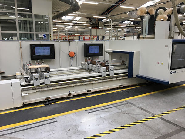 Beschermde LCD-behuizing op een fabriek productielijn