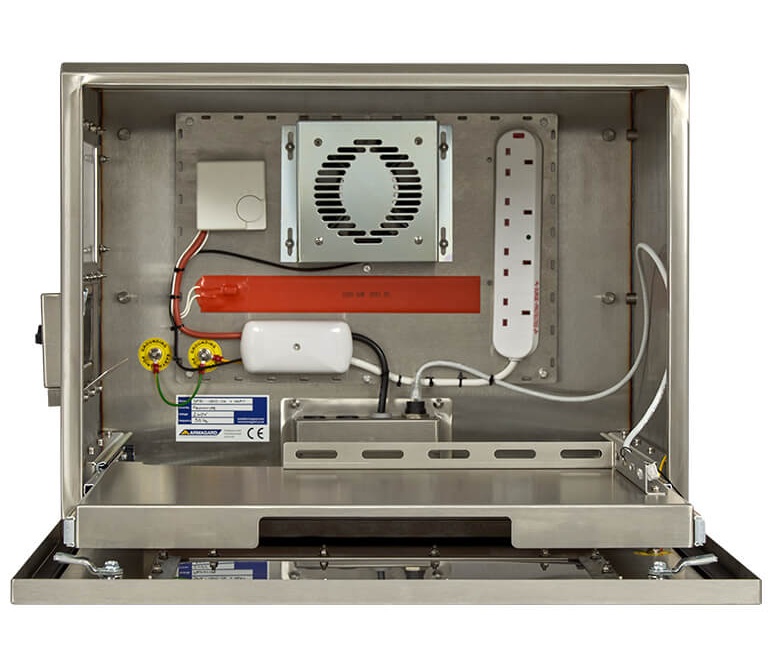 Een open SPRI-200Z printerbeschermkast voor CV Valentin industriële hogesnelheids printers