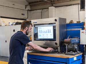 Een PC HMI behuizing die wordt gebruikt in een fabriek