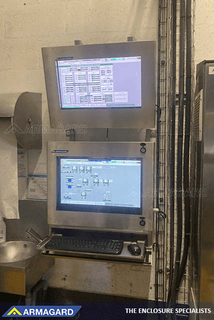 Industriële RVS IP66 monitor behuizing bij een drukke productielijn voor voedingsmiddelen