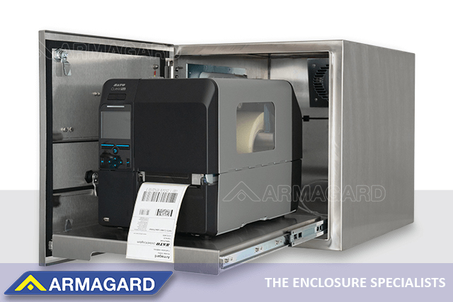 Een waterdichte printerbehuizing beschermt een CL4NX SATO industriële printer tegen schoonmaken en schade Een CL4NX SATO industriële printer in een waterdichte printerbehuizing